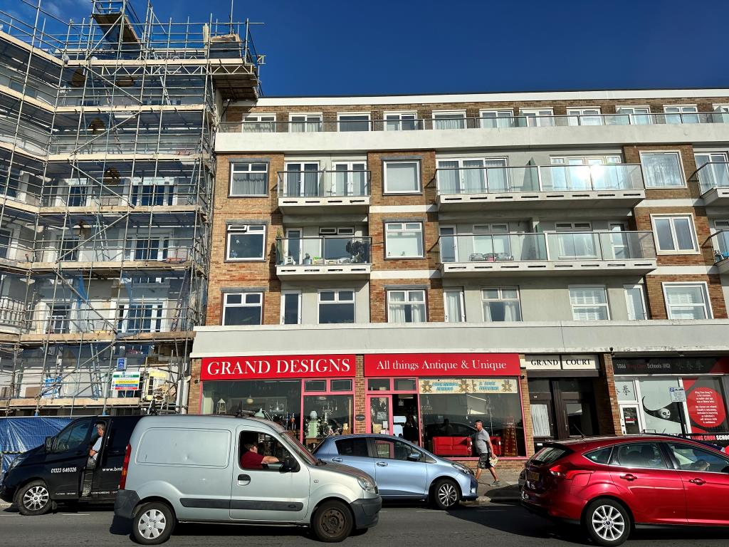 Lot: 102 - SHOP FOR INVESTMENT - Double fronted ground floor commercial unit with glazed frontage